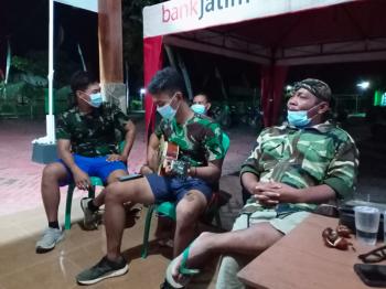 Waktu Senggang, Anggota Satgas TMMD Bojonegoro Bernyanyi Bersama